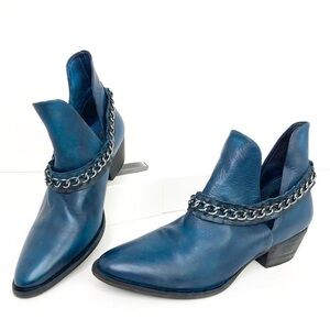 𝅺Free people, blue leather chain ankle boots